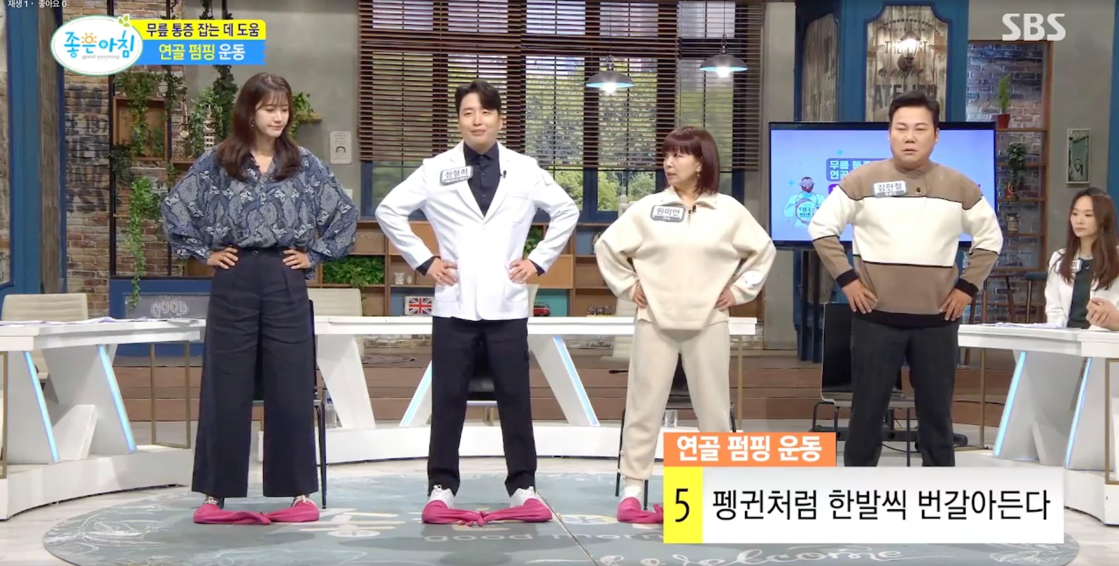 중년 이후 관절 건강을 위한 재활운동과 생활 습관 관리를 설명하는 정형희 원장